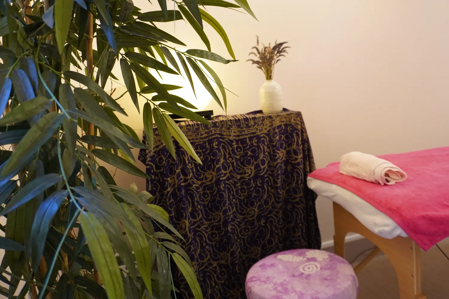 La salle de soin : bambou, lampe douce et table de massage