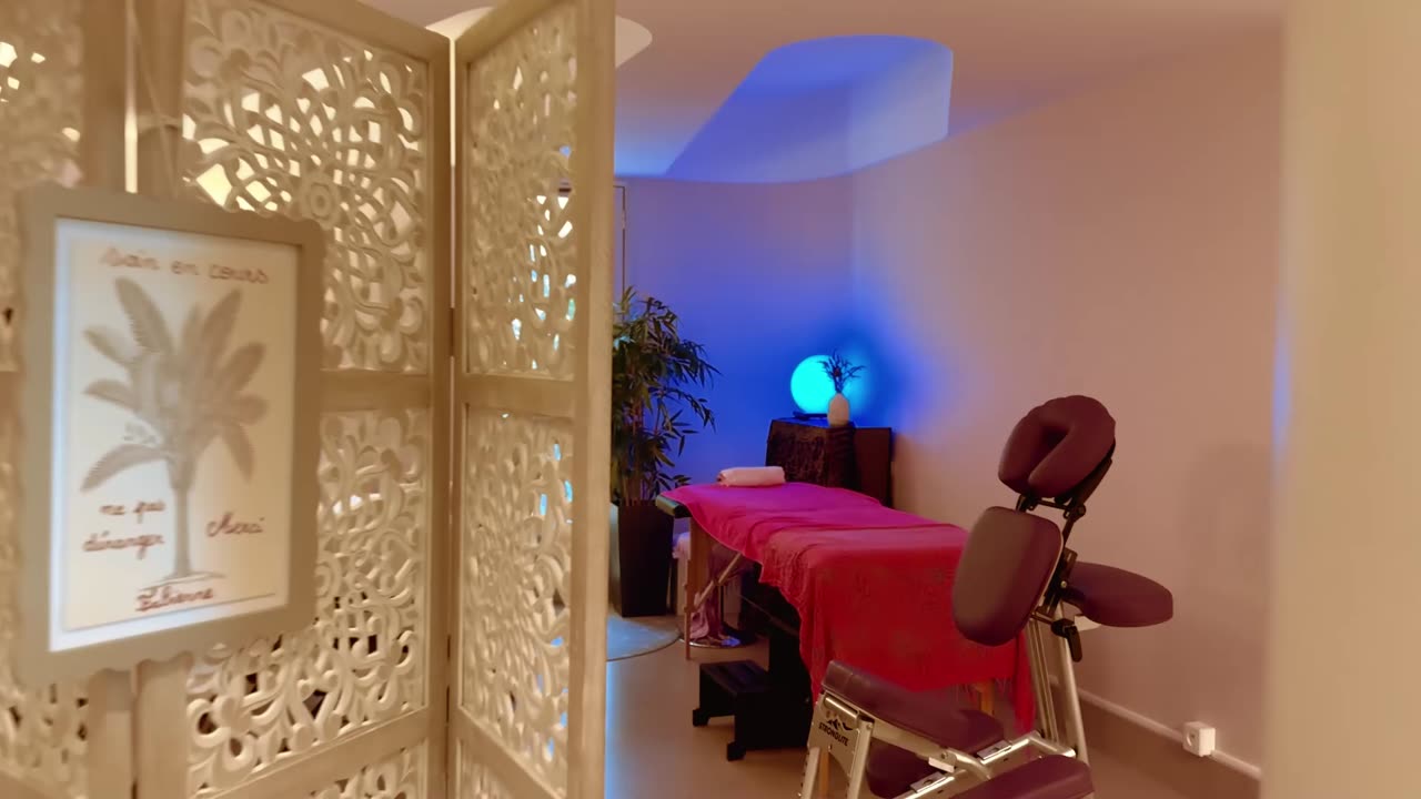 La salle de soin du cabinet d'Agay, paravent en bois sculpte et table de massage