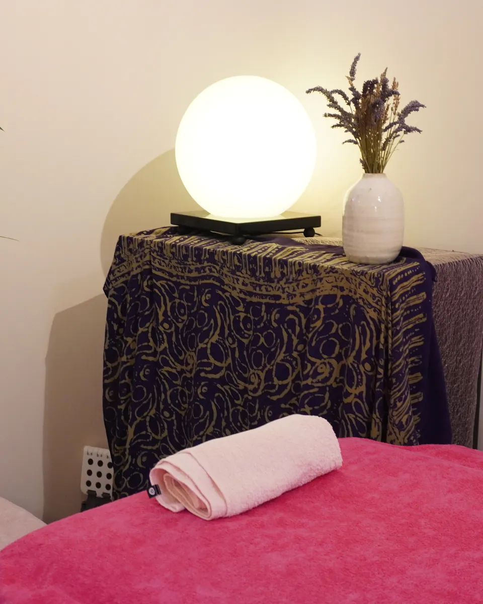 Lampe globe et bouquet de lavande près de la table de soin