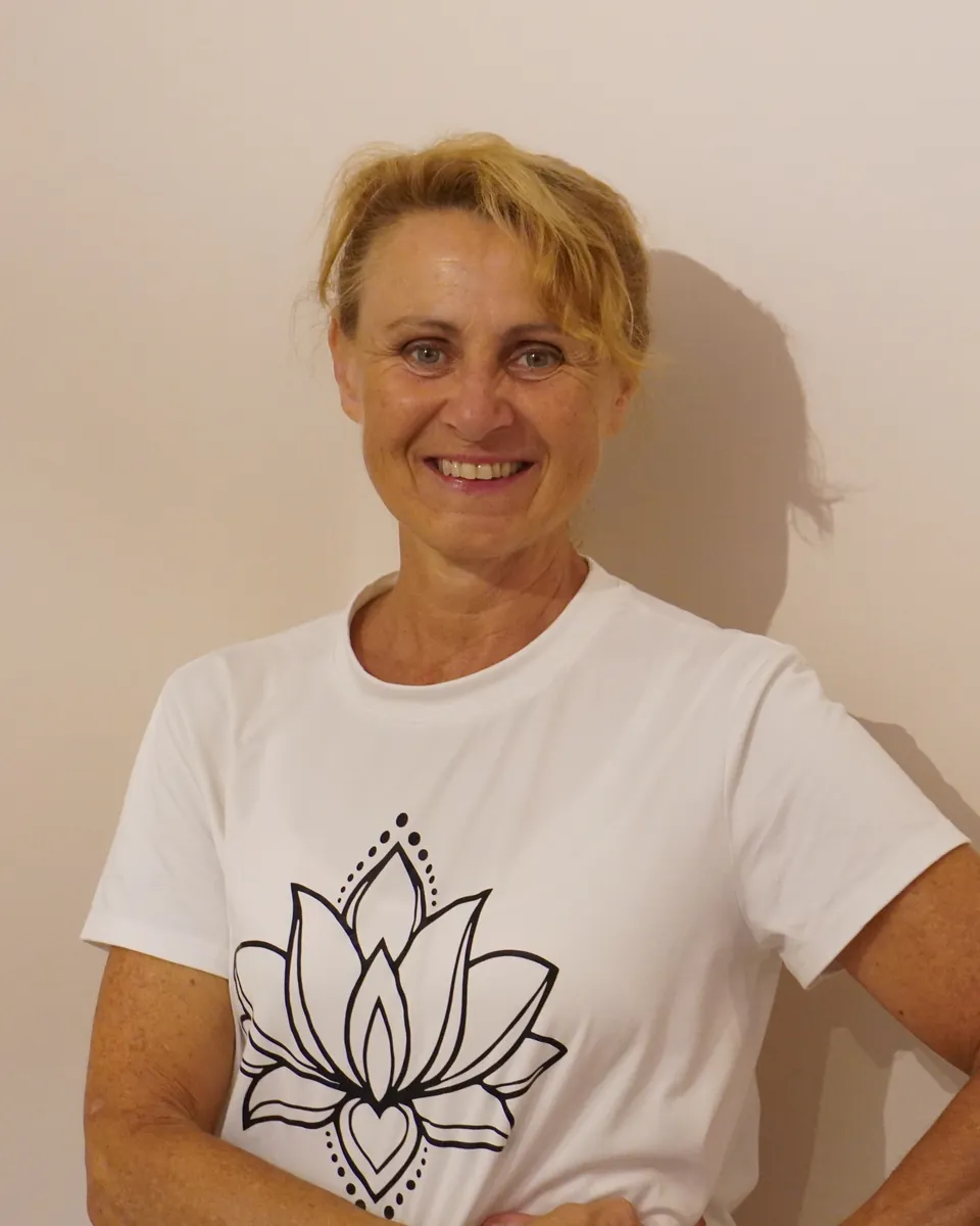 Fabienne Hiot, naturopathe, souriante dans son cabinet