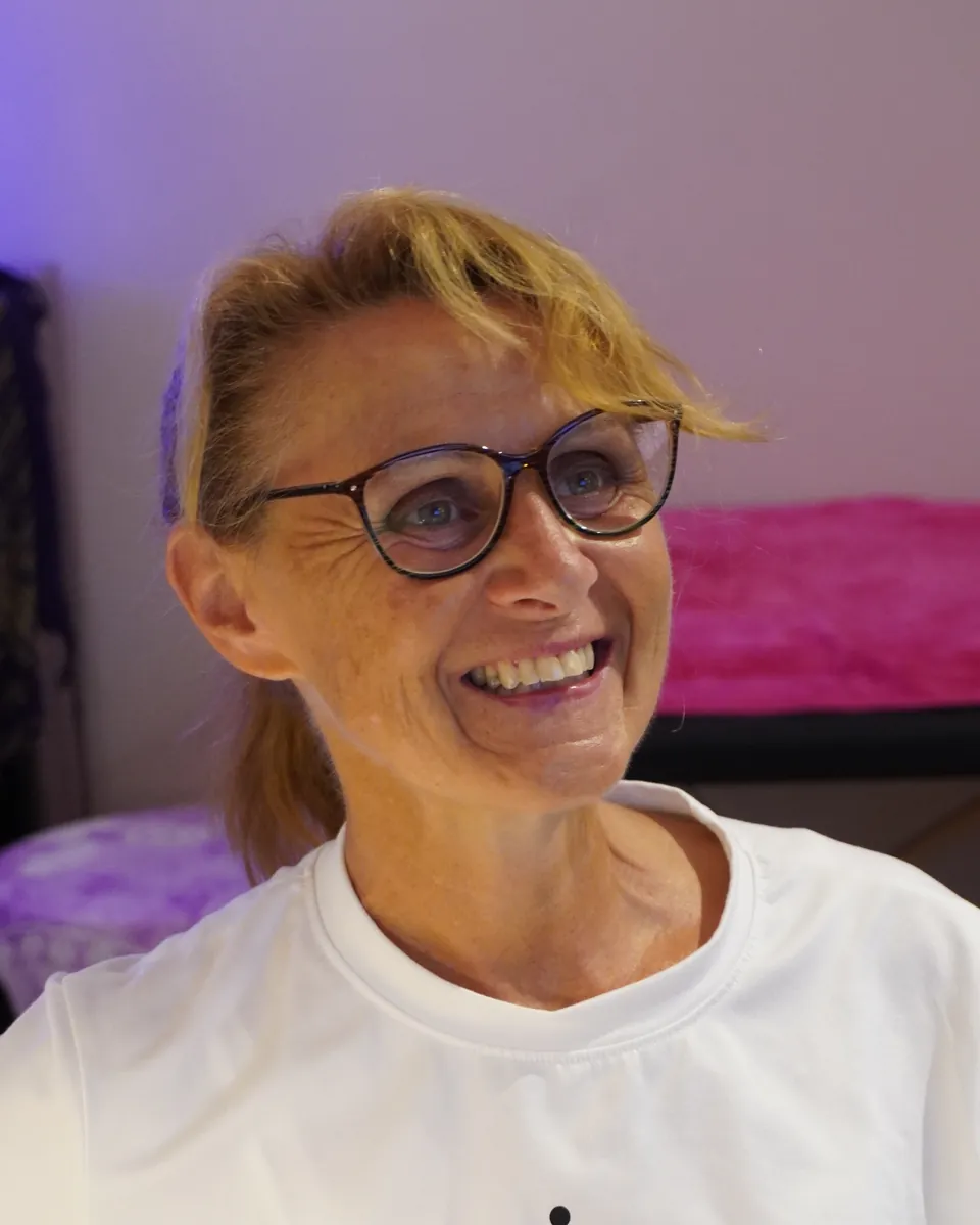 Fabienne Hiot souriante dans sa salle de soin