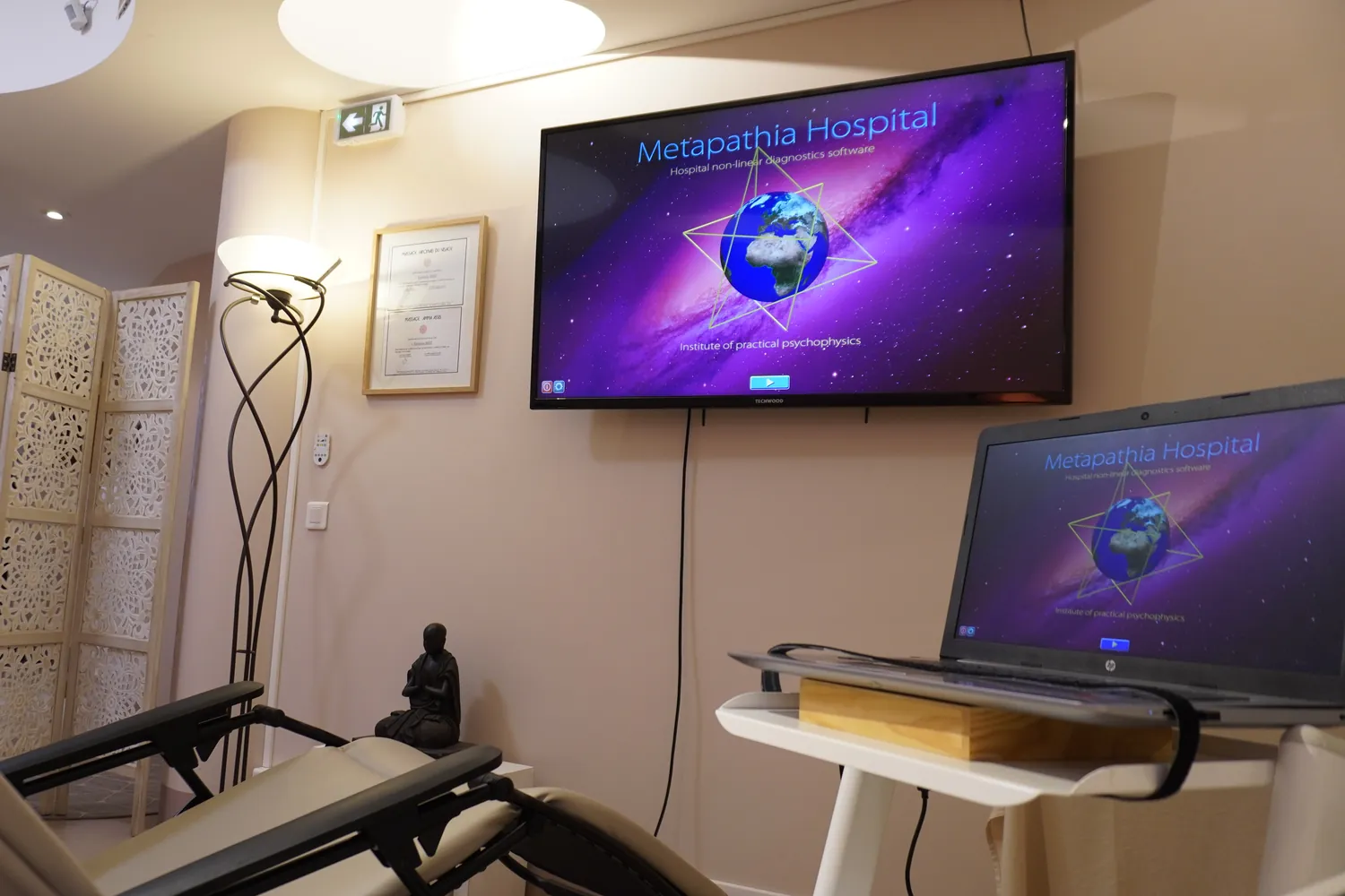 L'espace de biorésonance : fauteuil, paravent et ordinateur